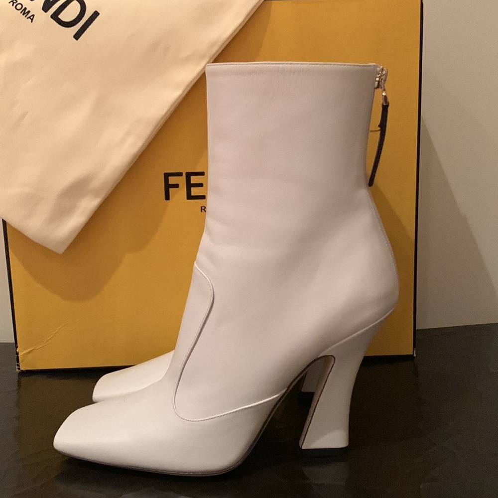 FENDI FFREEDOM CALF LEATHER 105 BOOTIES IN WHITE W/CONTOURED HEEL SIZE EU 38.5